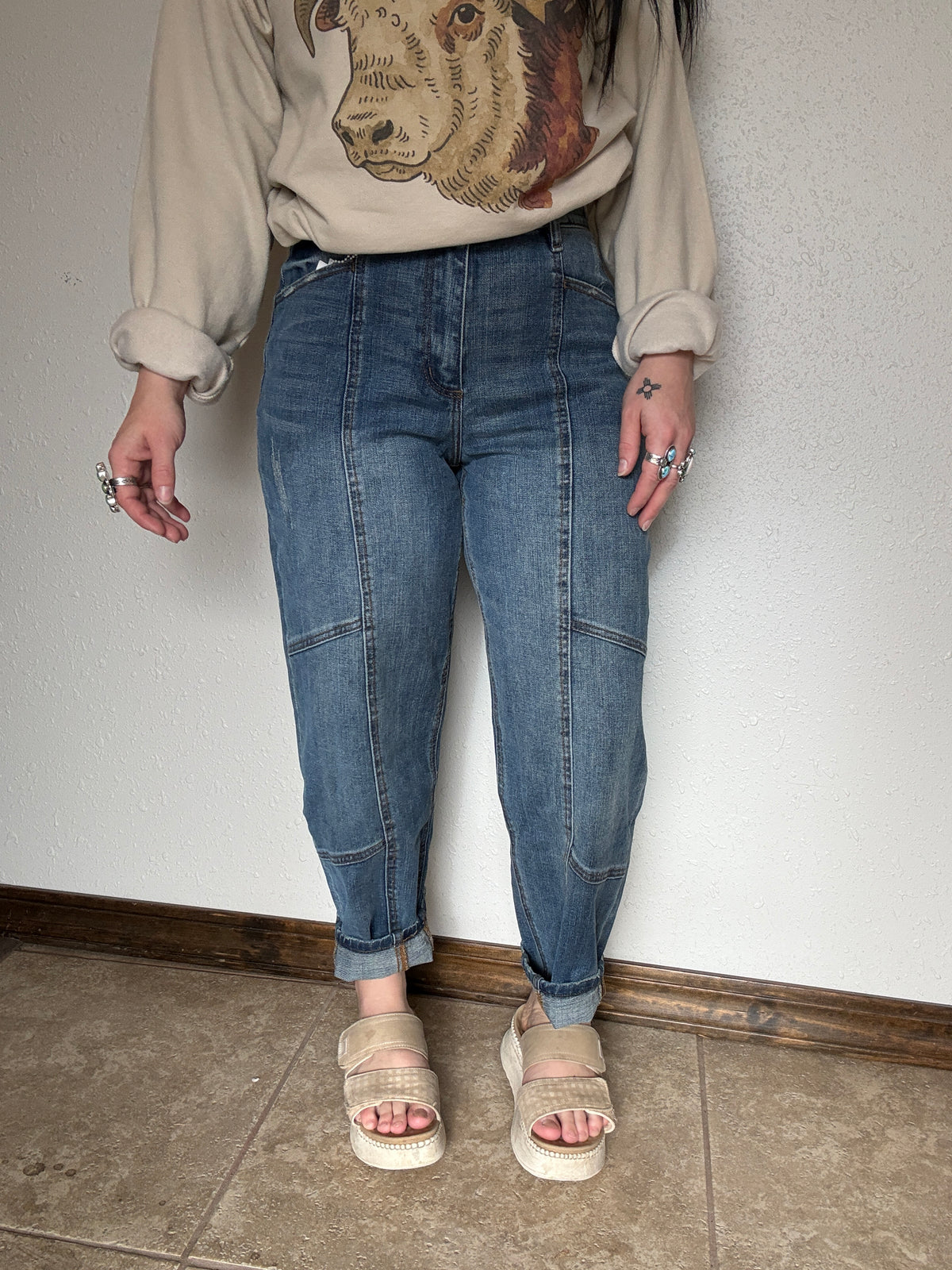 HIGH RISE RELAXED BARREL JEANS MEDIUM WASH