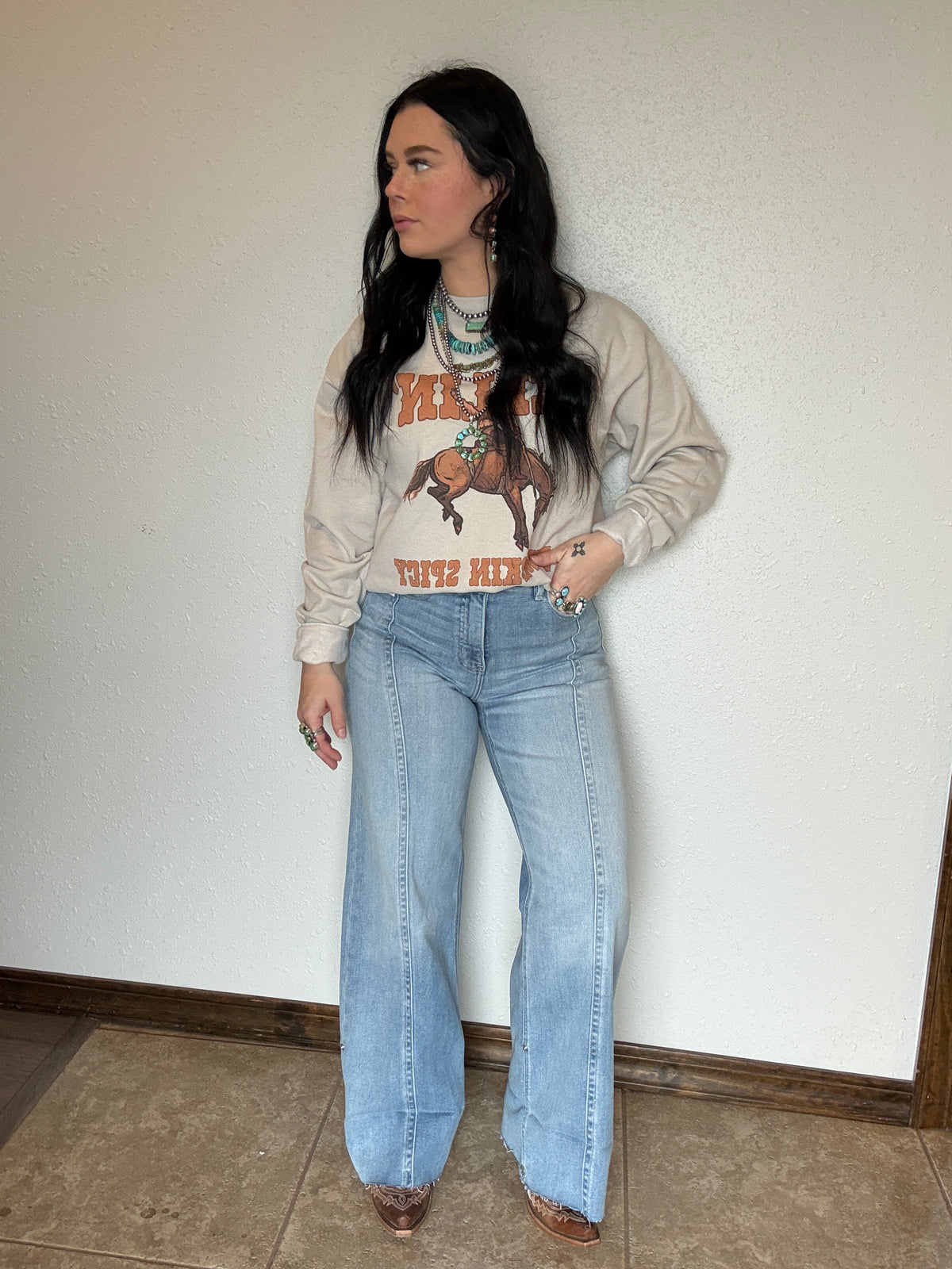MID-RISE WIDE LEG BUTTON CUFFED JEANS