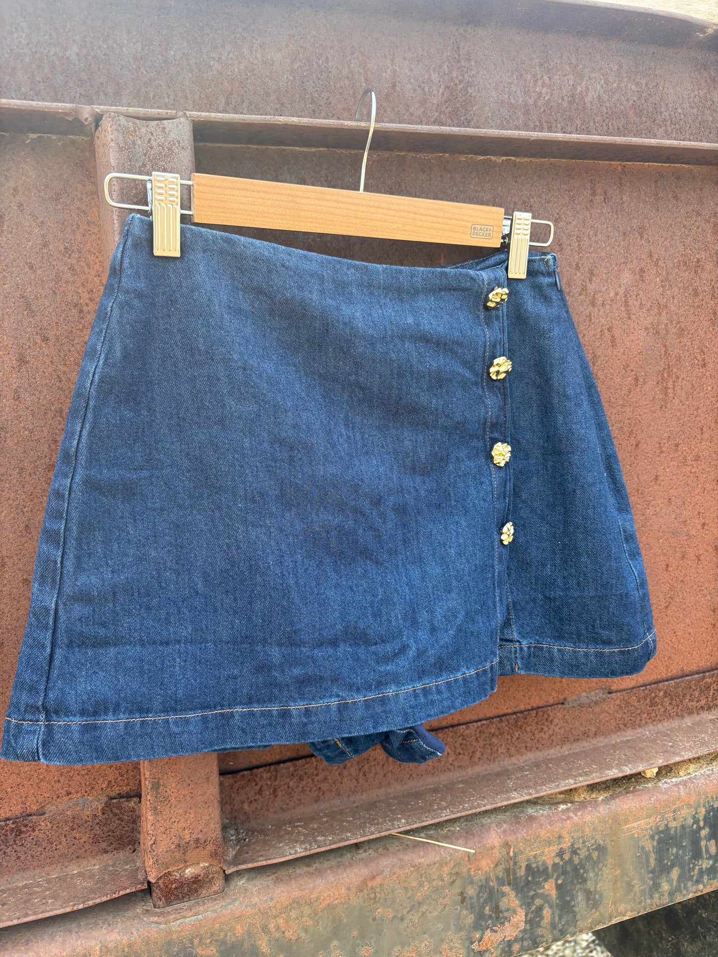 GOLD BUTTON  DENIM MINI SKORT
