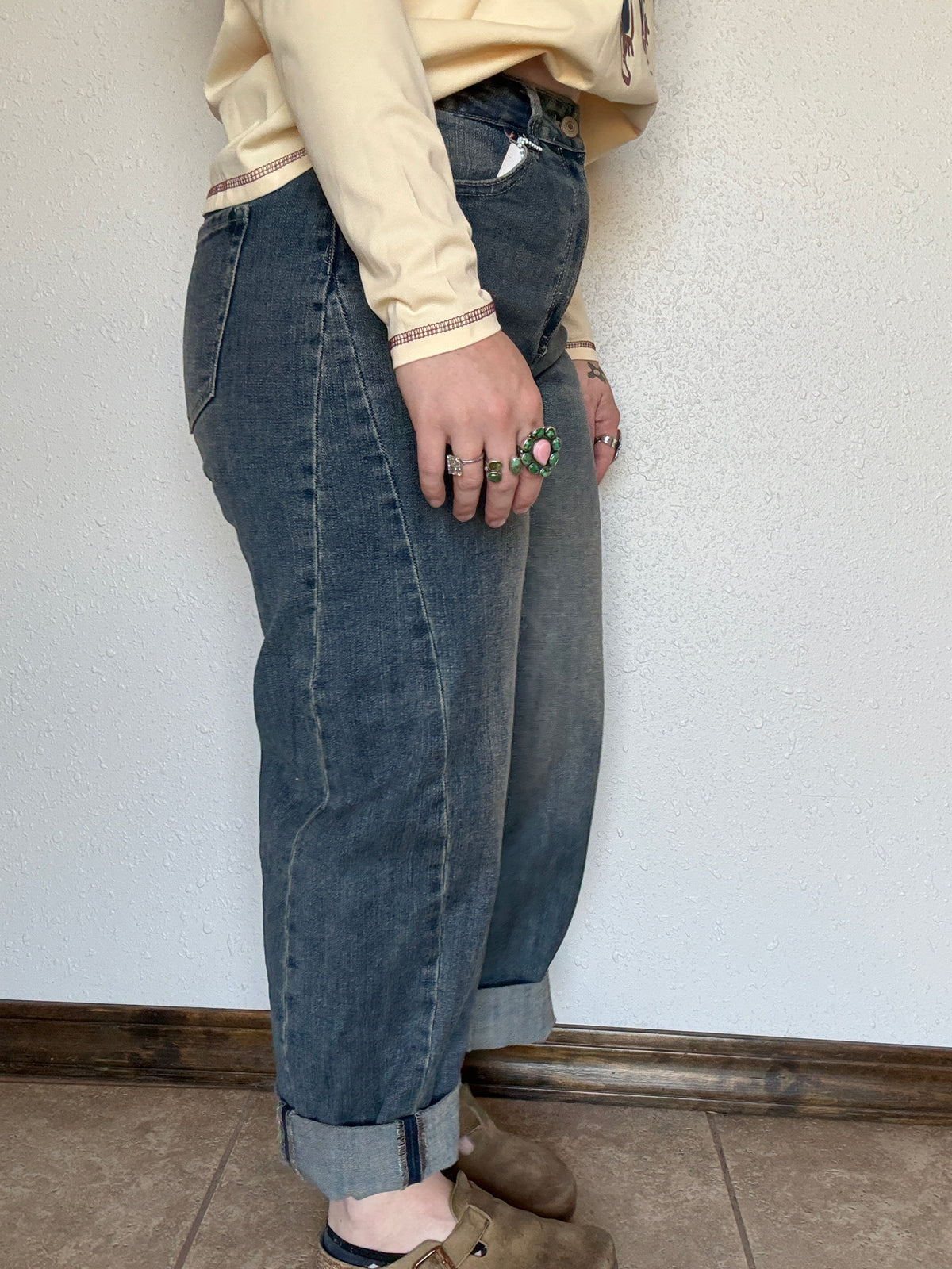 HIGH RISE RELAXED TINTED BARREL JEANS