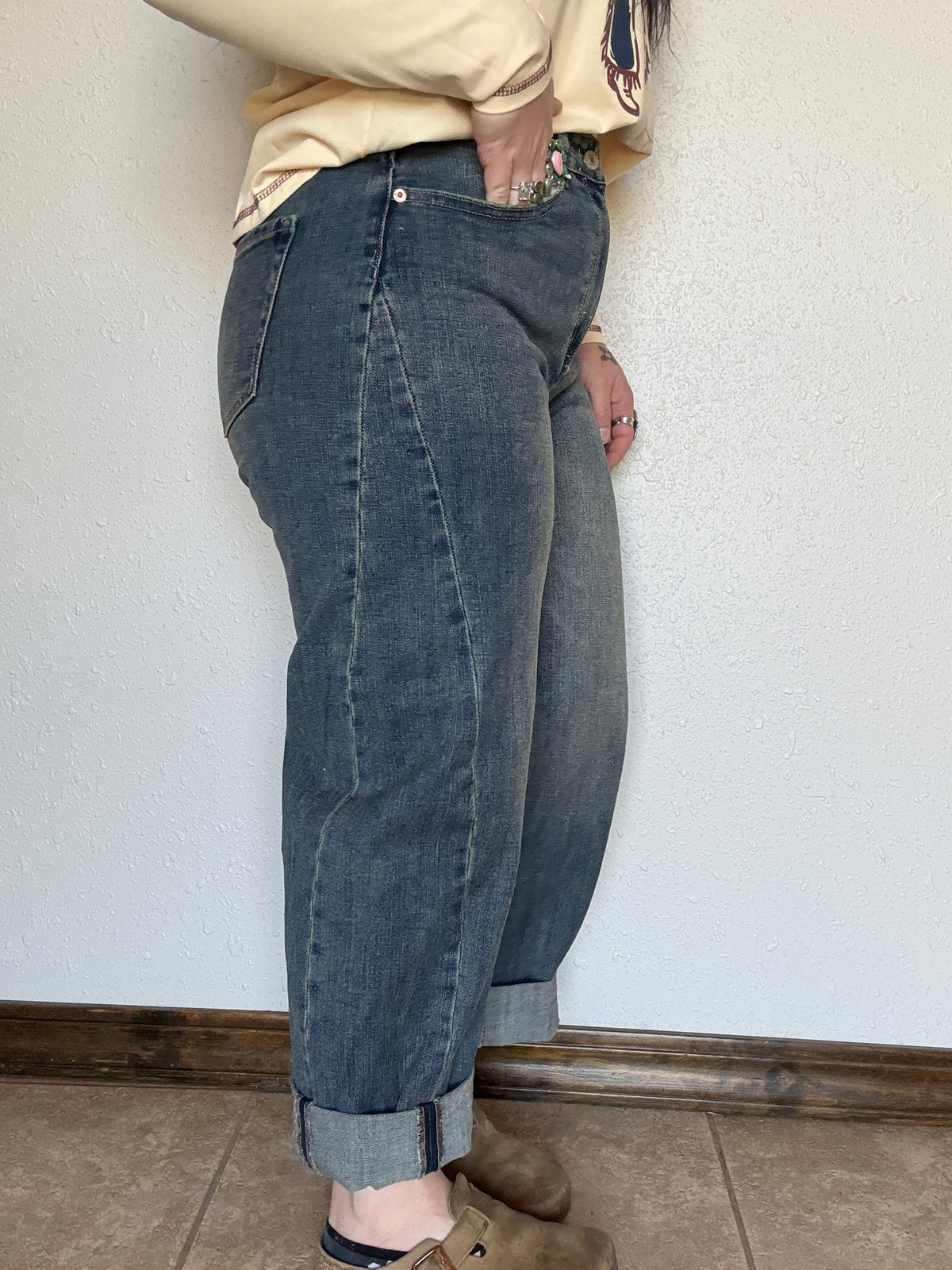 HIGH RISE RELAXED TINTED BARREL JEANS