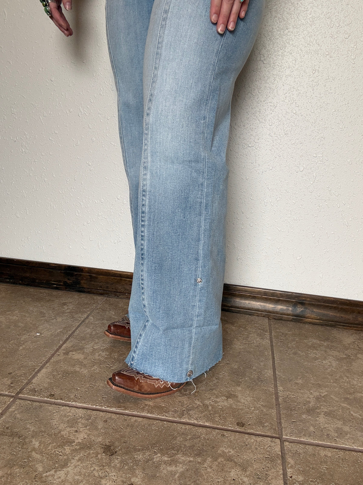MID-RISE WIDE LEG BUTTON CUFFED JEANS