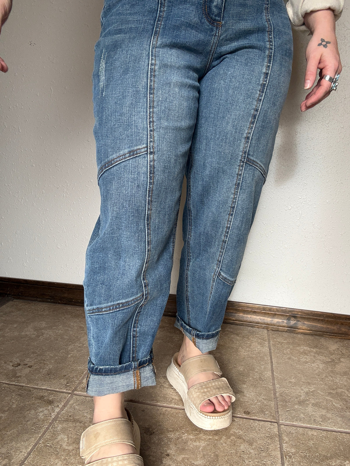 HIGH RISE RELAXED BARREL JEANS MEDIUM WASH