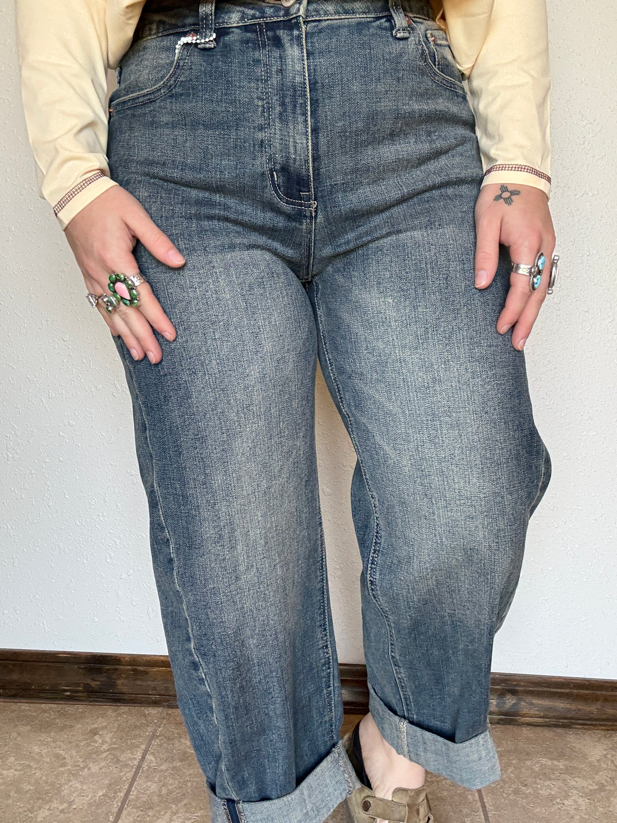 HIGH RISE RELAXED TINTED BARREL JEANS