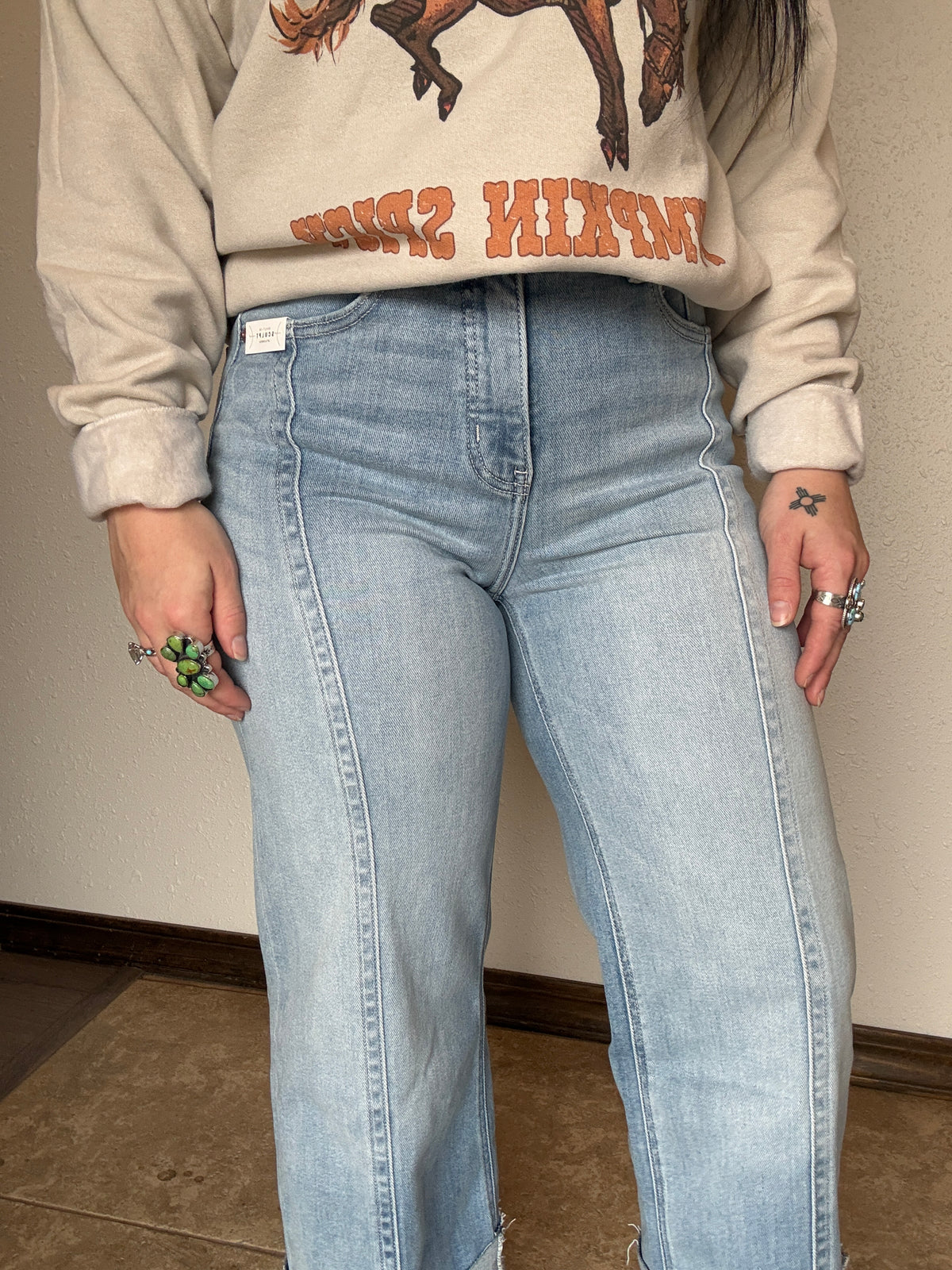 MID-RISE WIDE LEG BUTTON CUFFED JEANS