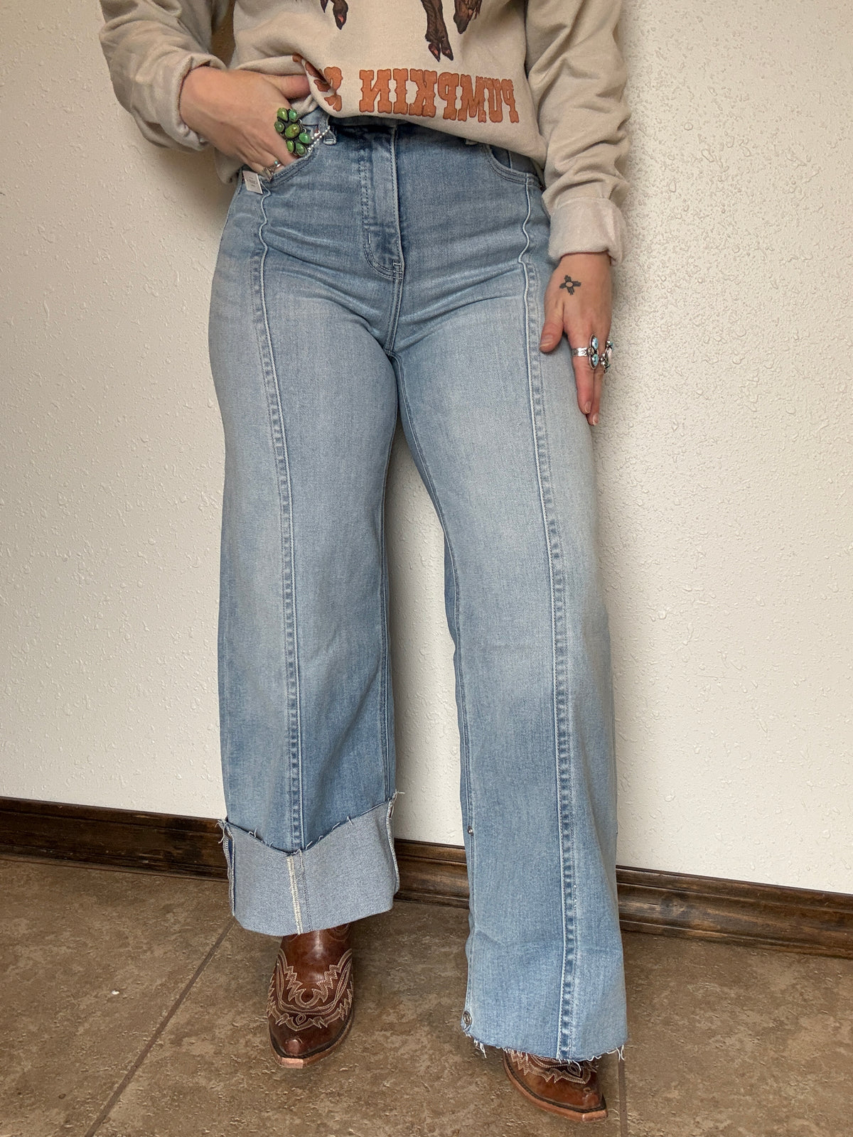 MID-RISE WIDE LEG BUTTON CUFFED JEANS