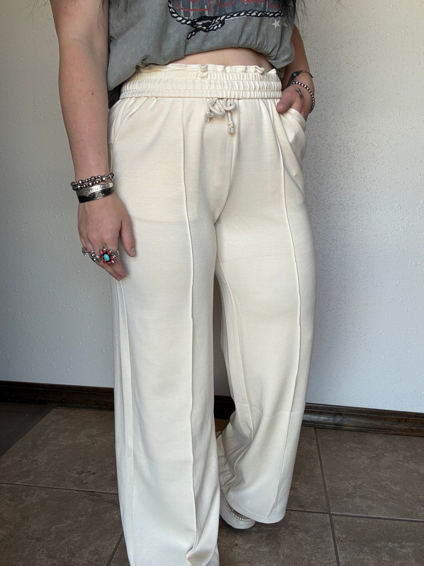 The Cabin Cowgirl Sweatpants *Cream