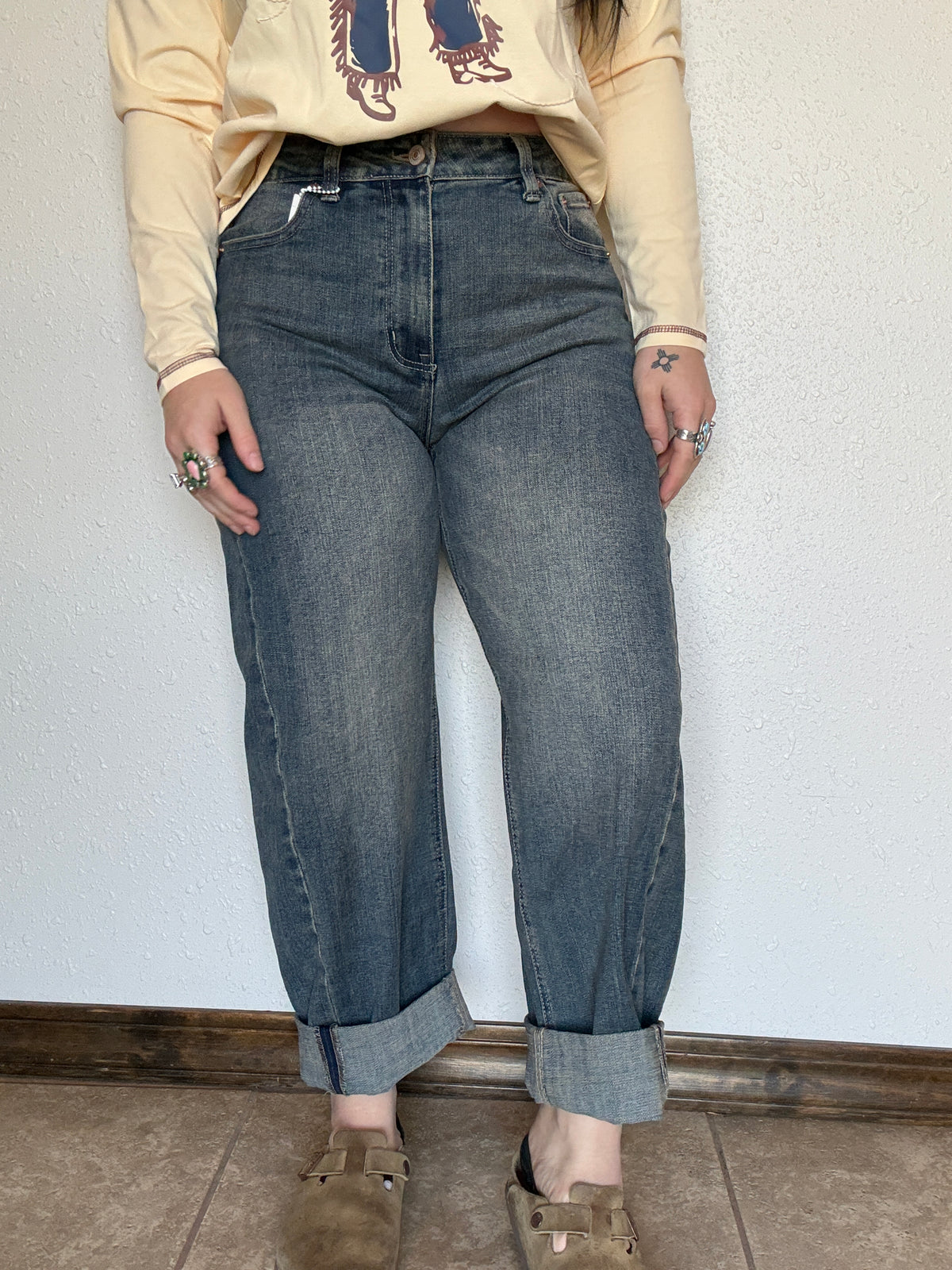 HIGH RISE RELAXED TINTED BARREL JEANS