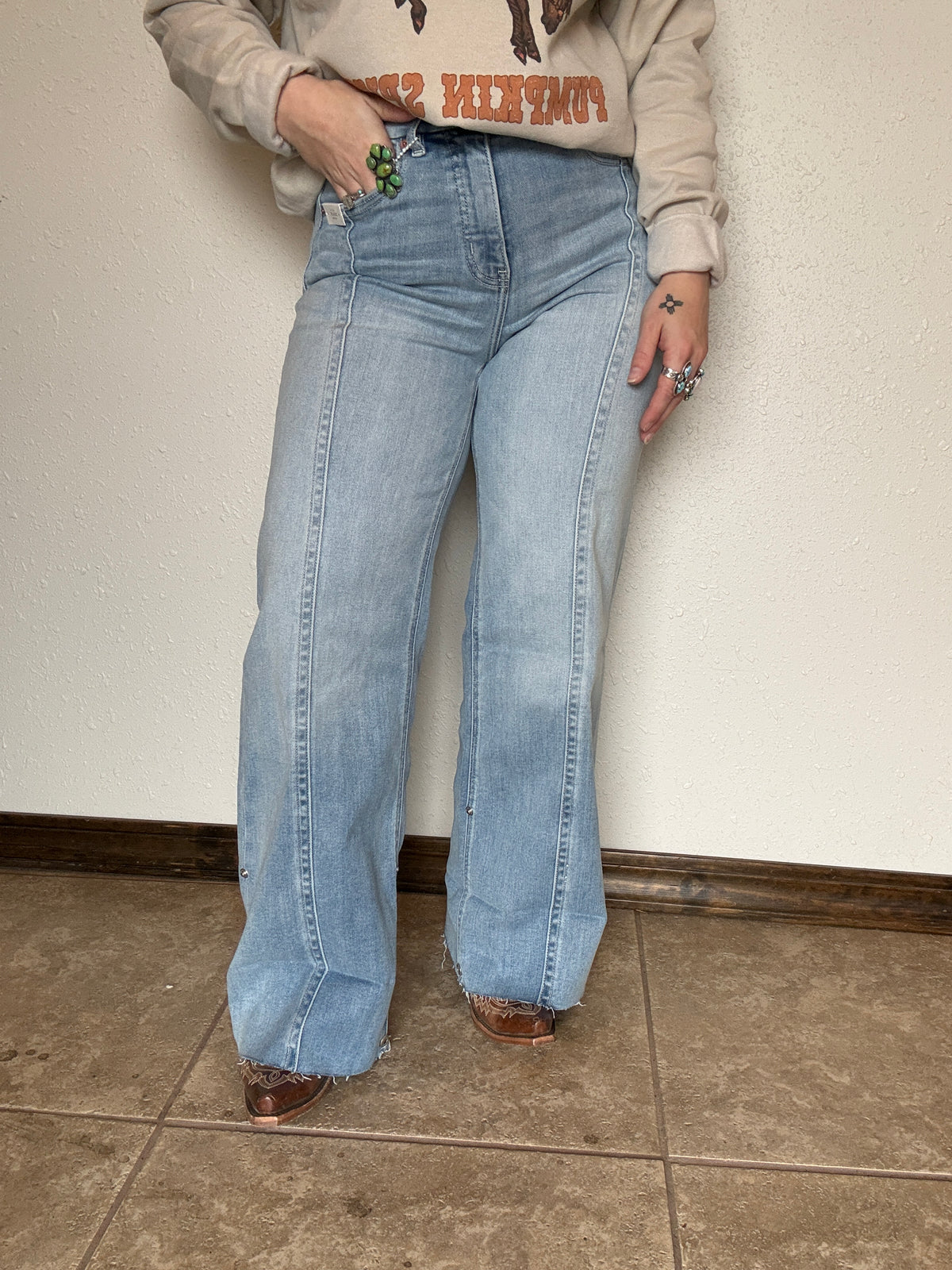 MID-RISE WIDE LEG BUTTON CUFFED JEANS