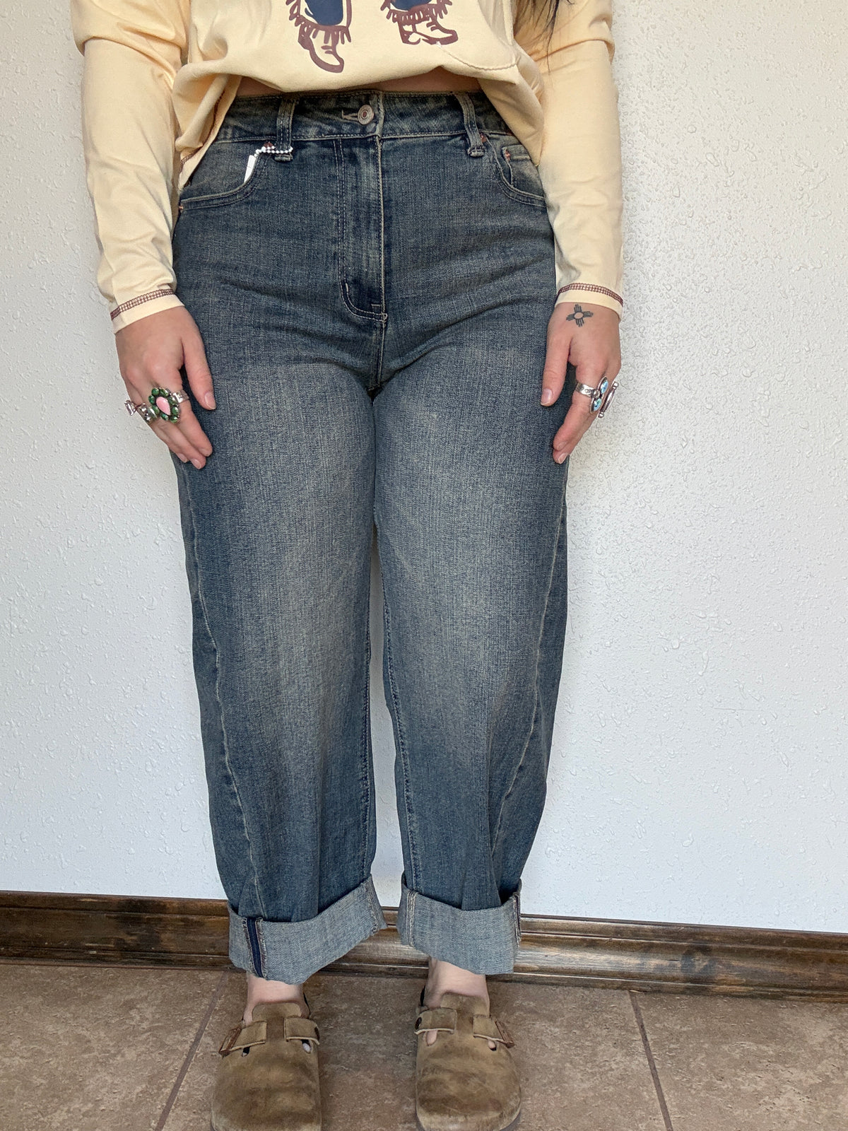 HIGH RISE RELAXED TINTED BARREL JEANS