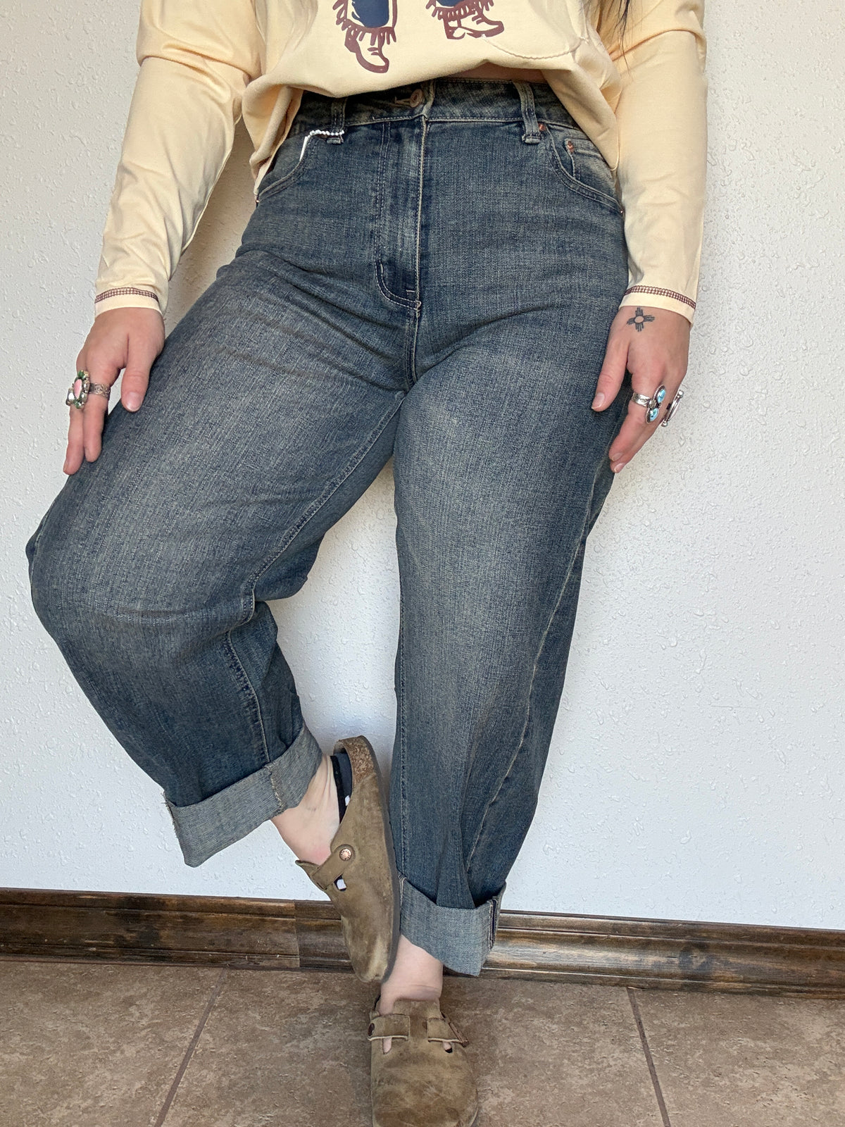 HIGH RISE RELAXED TINTED BARREL JEANS