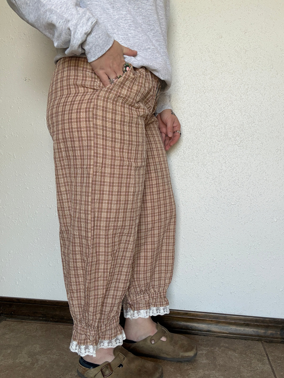 The Bruno Ruffle Pant *Taupe