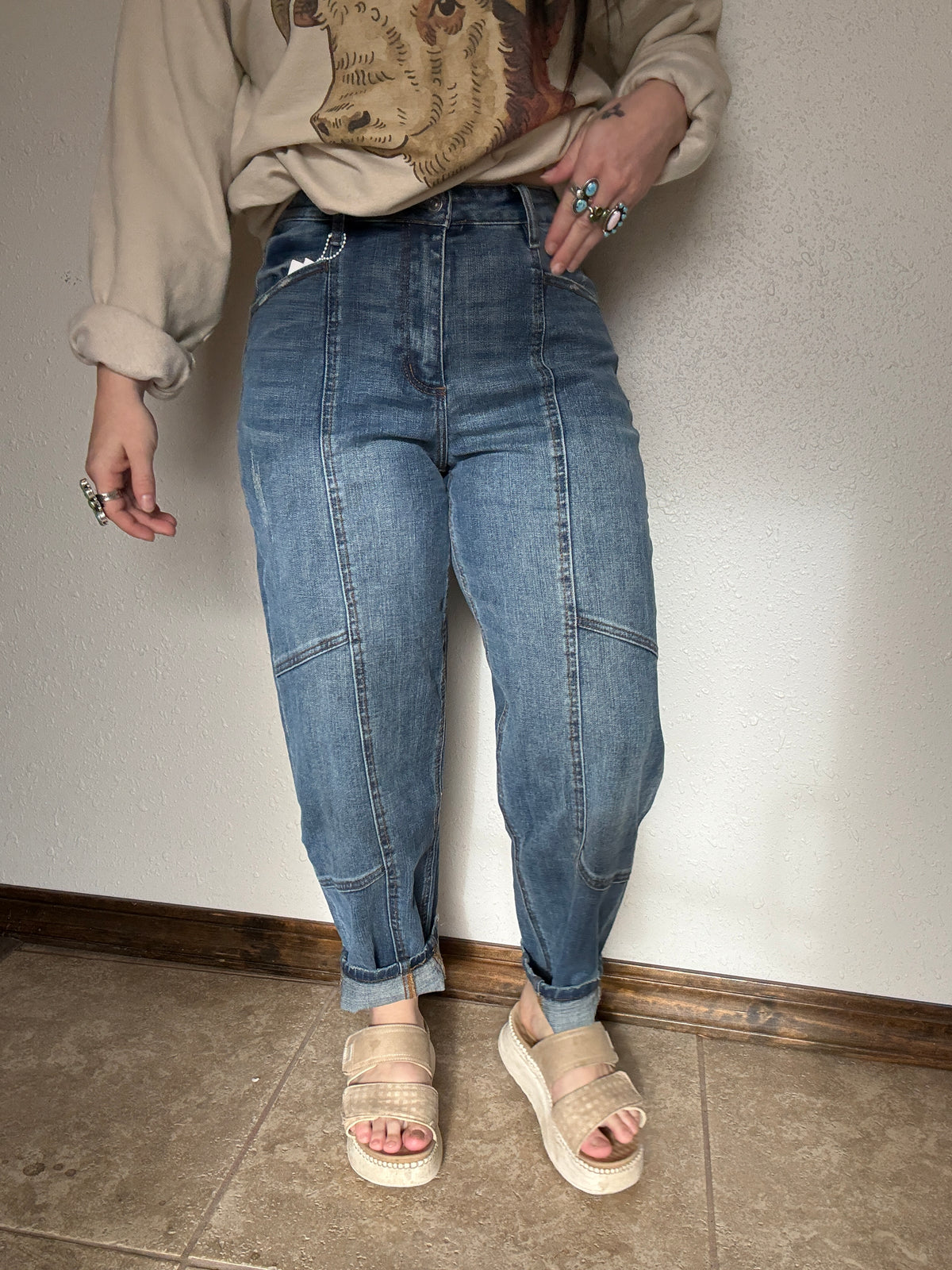 HIGH RISE RELAXED BARREL JEANS MEDIUM WASH