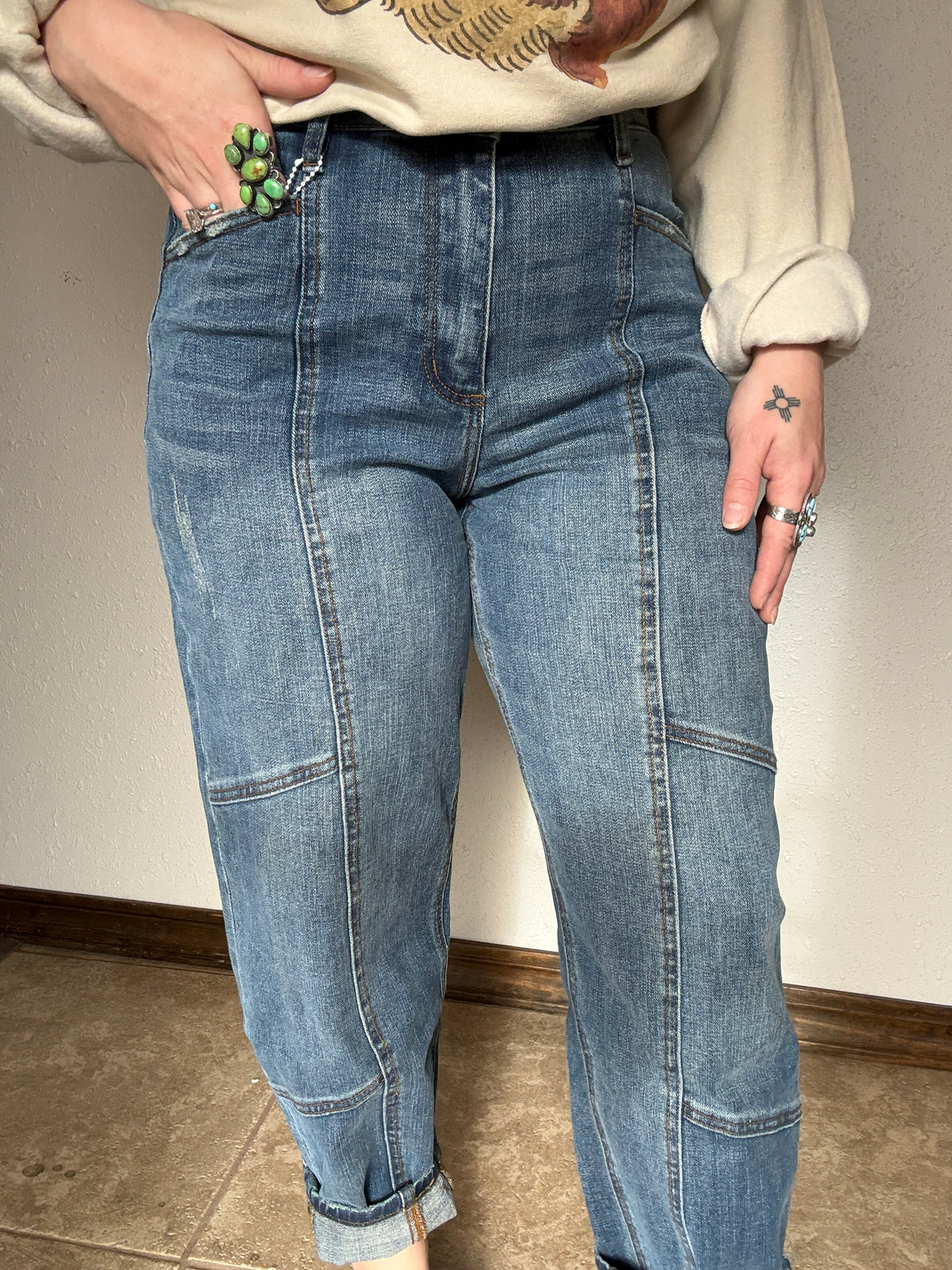 HIGH RISE RELAXED BARREL JEANS MEDIUM WASH